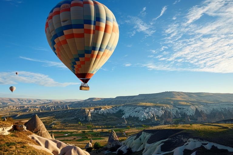 vol en montgolfière au-dessus de la vallée de la cappadoce : magie aérienne
