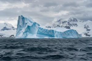 Illustration générée d’un iceberg et d’un paysage inspirés de l’Antarctique
