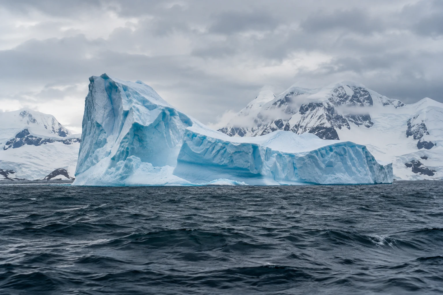 Illustration générée d’un iceberg et d’un paysage inspirés de l’Antarctique